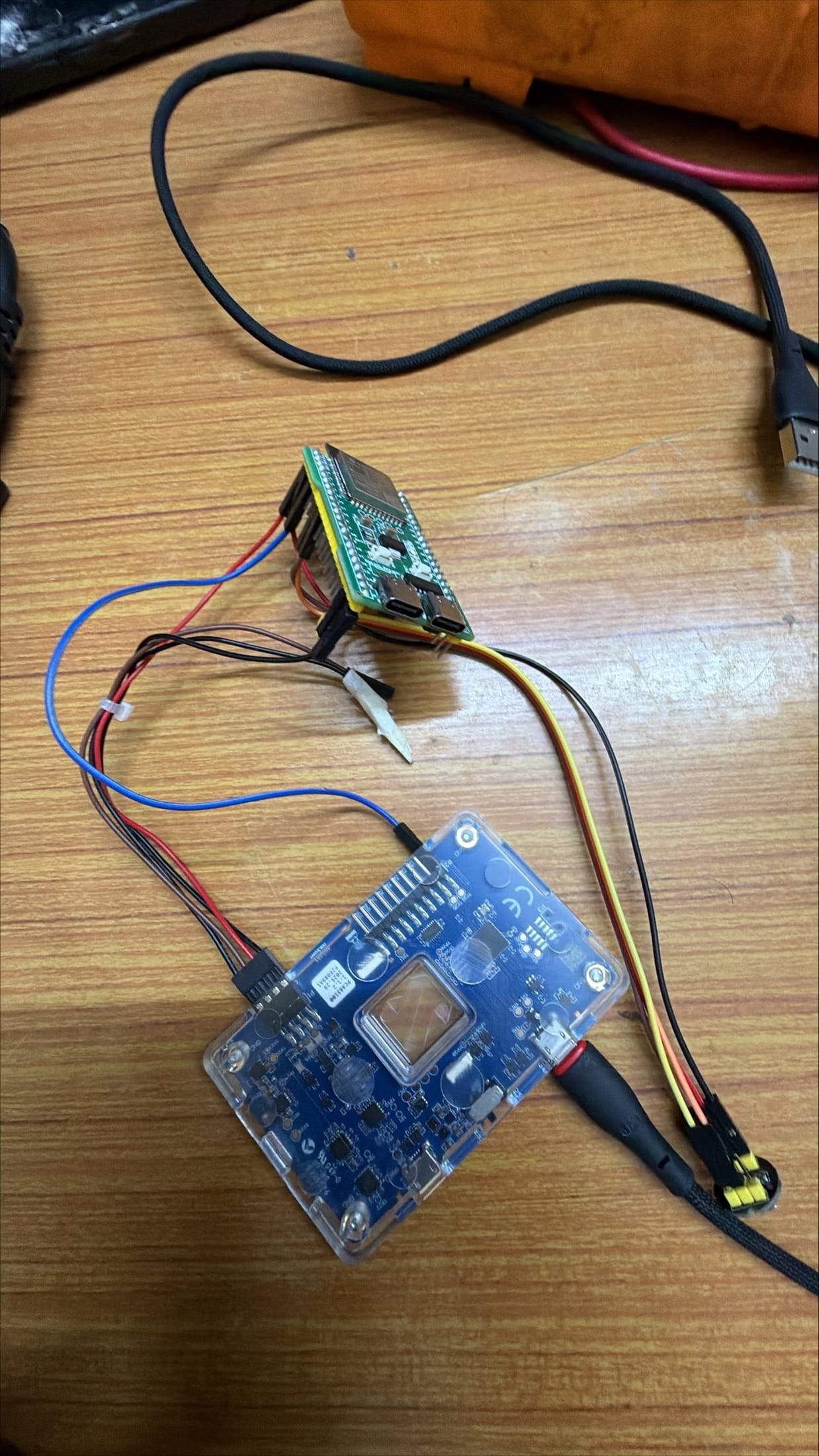 TinyML hardware photograph: controller assembly, microphone and Nordic power profiler. Exact board identity, wiring and individual contribution require confirmation.